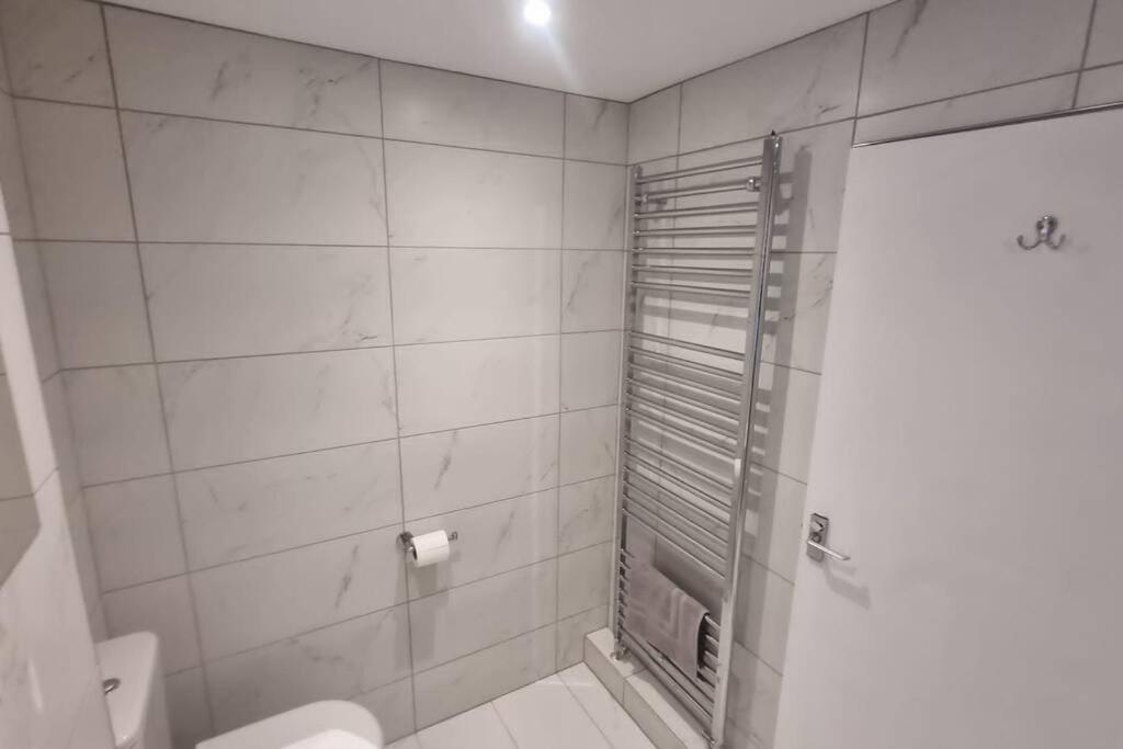 Spacious Self Contained Flat In Superb Location 리밍톤 외부 사진